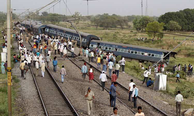 Εκτροχιασμός τραίνου με νεκρούς και τραυματίες στην Ινδία (ΦΩΤΟ)
